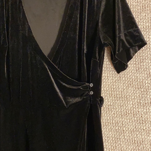 New Look Black Velvet V-Neck Mini-Dress - Picture 3 of 6